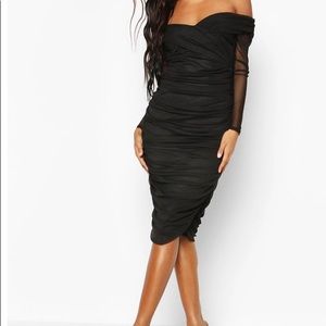 NWT Boohoo runched off should mesh bodycon dress!